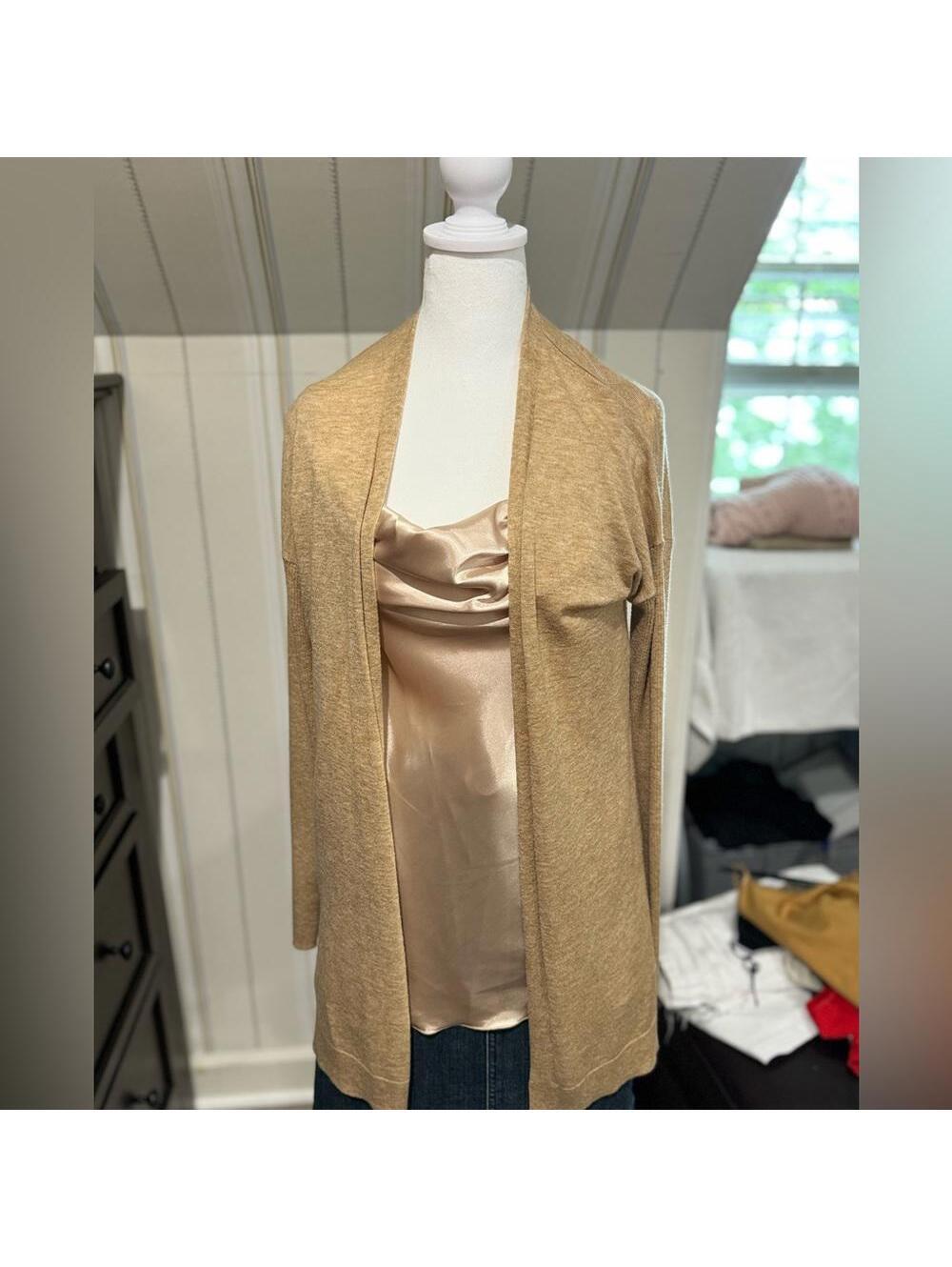 Medium gap cashmere cardigan in tan/khaki. EUC